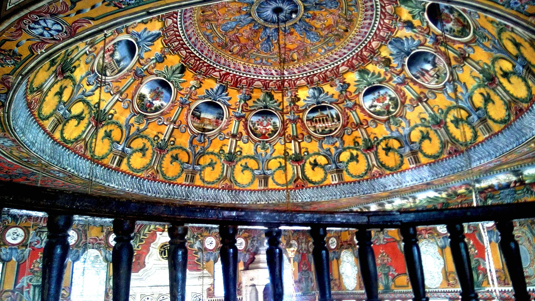Galeria dhe pikturat e tavanit të Xhamisë së Larme