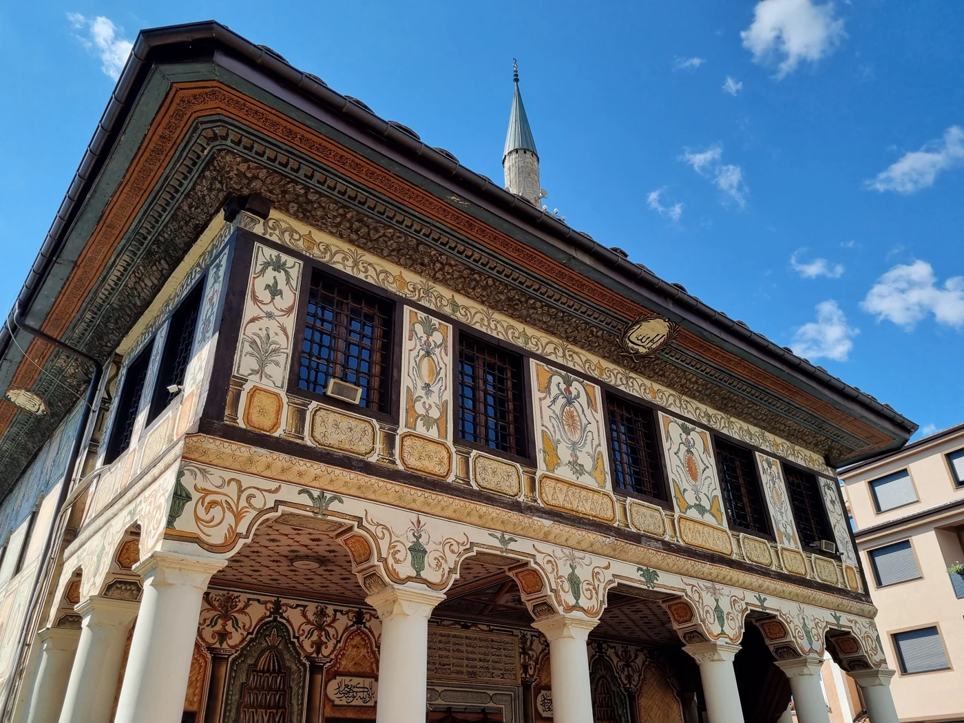 Hajati me shtyllat dhe pikturat e fasadës së Xhamisë së Larme